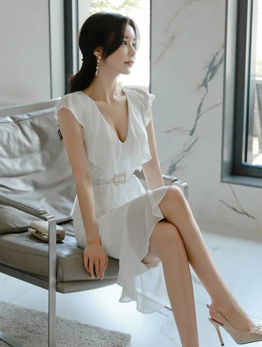 Simple, sweet and elegant V-neck solid color slim fit jumpsuit