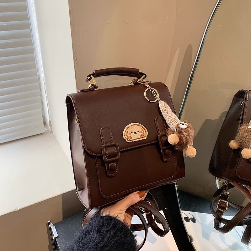 กระเป๋าเป้สะพายหลังแบบมีหัวเข็มขัดสีน้ำตาลสไตล์เรโทรเรียบง่าย / 3 สี