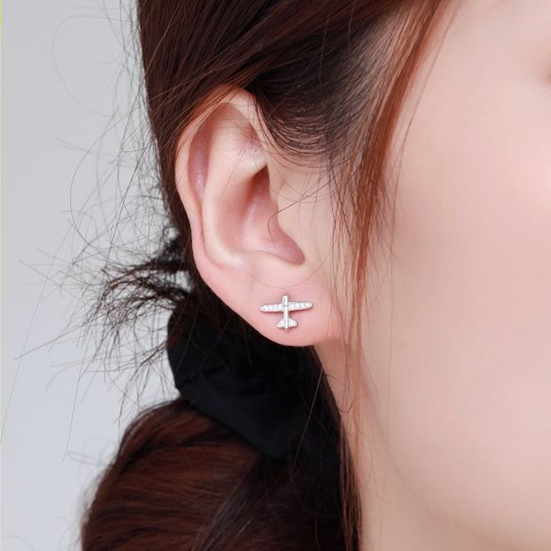 ต่างหูเครื่องบินประดับเพชรหรูหราและเรียบง่าย