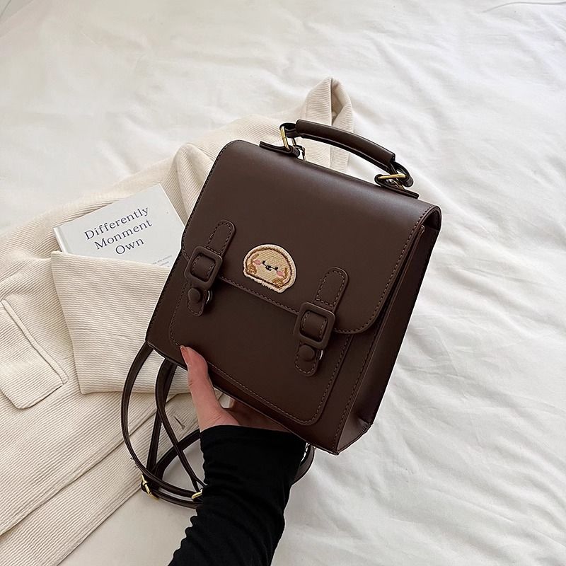 กระเป๋าเป้สะพายหลังแบบมีหัวเข็มขัดสีน้ำตาลสไตล์เรโทรเรียบง่าย / 3 สี